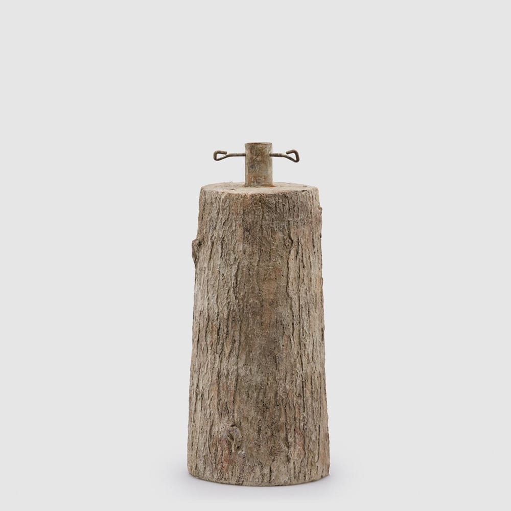 Brand: EDG (Enzo De Gasperi) Tipologia: Base supporto a tronco d'albero per abeti artificiali Stile: Nordic-Chic, Mountain Cabin, Country Elegance e Modern Classic Materiale: Cemento scultoreo ad alta densità con innesto e vite di fissaggio in metallo zincato Colore: Corteccia naturale con venature sfumate marrone, beige e grigio legnoso Altezza totale: 45 cm Diametro base: 22 cm Peso netto: 9 kg (struttura compatto-zavorrata ad alta tenuta) Compatibilità albero: Indicato per abeti artificiali con altezza fino a 210 cm Destinazione d'uso: Esclusivamente per uso interno Caratteristica speciale: Sagoma slanciata salva-spazio, tessitura iperrealistica della corteccia e morsetto metallico di bloccaggio regolabile Utilizzo: Supporto scenografico da terra per alberi di Natale domestici, vetrine commerciali, hall, uffici ed allestimenti natalizi di prestigio