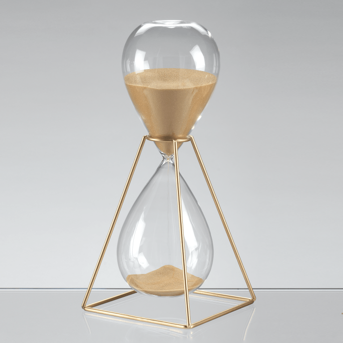 Clessidra Mascagni in vetro 30 minuti con sabbia e base oro. Design elegante e stile italiano per scandire il tempo con classe e raffinatezza.