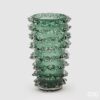 Vaso “Punte Verde” 35 cm EDG. Vetro decorativo dal design moderno e scultoreo, ideale per arricchire ambienti contemporanei con un tocco di colore.