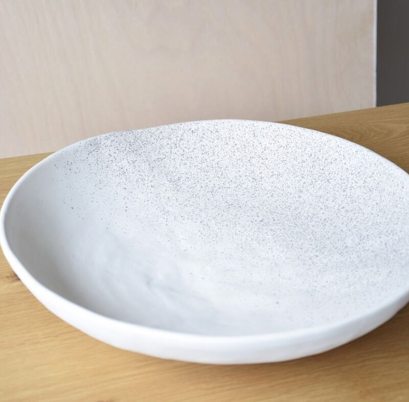Centrotavola “Tosca” Bianco VP. Ceramica artigianale dal design minimal e raffinato, ideale per decorare tavoli e ambienti moderni con eleganza naturale.