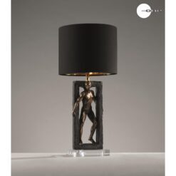 Lampada Mascagni Home con figura maschile scultorea e paralume nero/oro. Punto luce moderno e decorativo per salotto, studio e ingresso.