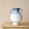 Vaso “Castro” Azzurro VP. Ceramica decorativa moderna con doppia finitura e manici scultorei. Elegante, versatile e perfetto per ambienti contemporanei.