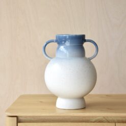 Vaso “Castro” Azzurro VP. Ceramica decorativa moderna con doppia finitura e manici scultorei. Elegante, versatile e perfetto per ambienti contemporanei.