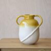 Vaso “Castro” Senape VP. Ceramica decorativa moderna con doppia finitura e manici scultorei. Elegante, versatile e perfetto per ambienti contemporanei.