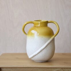 Vaso “Castro” Senape VP. Ceramica decorativa moderna con doppia finitura e manici scultorei. Elegante, versatile e perfetto per ambienti contemporanei.