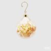Pallina di Natale in vetro con foglia oro firmata EDG: elegante, luminosa e raffinata. Perfetta per decorazioni natalizie di grande impatto visivo.