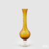Vaso collolungo in vetro ambra EDG: design slanciato e luminoso con texture verticale, ideale per decorare ambienti moderni con calore ed eleganza.