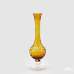Vaso collolungo in vetro ambra EDG: design slanciato e luminoso con texture verticale, ideale per decorare ambienti moderni con calore ed eleganza.