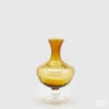 Vaso anfora in vetro ambra EDG: design moderno con texture verticale e sfumature calde, perfetto per decorare ambienti eleganti, naturali e contemporanei.