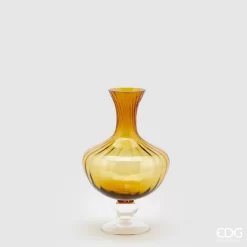 Vaso anfora in vetro ambra EDG: design moderno con texture verticale e sfumature calde, perfetto per decorare ambienti eleganti, naturali e contemporanei.