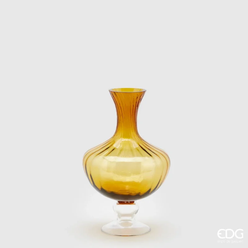 Vaso anfora in vetro ambra EDG: design moderno con texture verticale e sfumature calde, perfetto per decorare ambienti eleganti, naturali e contemporanei.