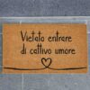Zerbino Simple Day con scritta “Vietato entrare di cattivo umore”. In cocco naturale, antiscivolo e perfetto per un ingresso allegro e accogliente.