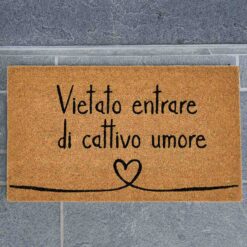 Zerbino Simple Day con scritta “Vietato entrare di cattivo umore”. In cocco naturale, antiscivolo e perfetto per un ingresso allegro e accogliente.