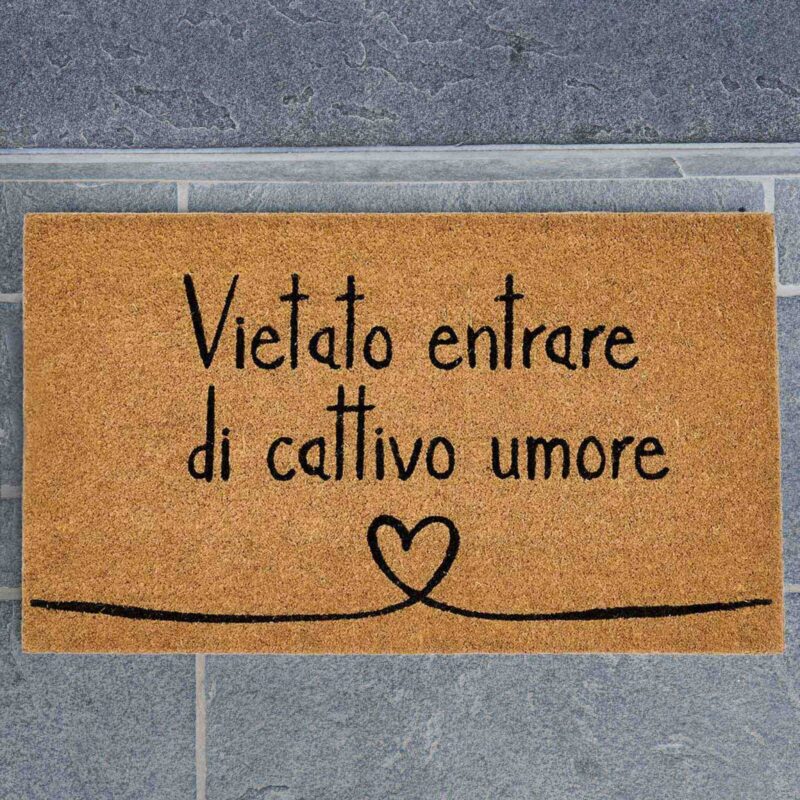 Zerbino Simple Day con scritta “Vietato entrare di cattivo umore”. In cocco naturale, antiscivolo e perfetto per un ingresso allegro e accogliente.