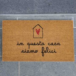 Zerbino Simple Day con scritta “In questa casa siamo felici”. In cocco naturale, antiscivolo e perfetto per un ingresso accogliente e positivo.