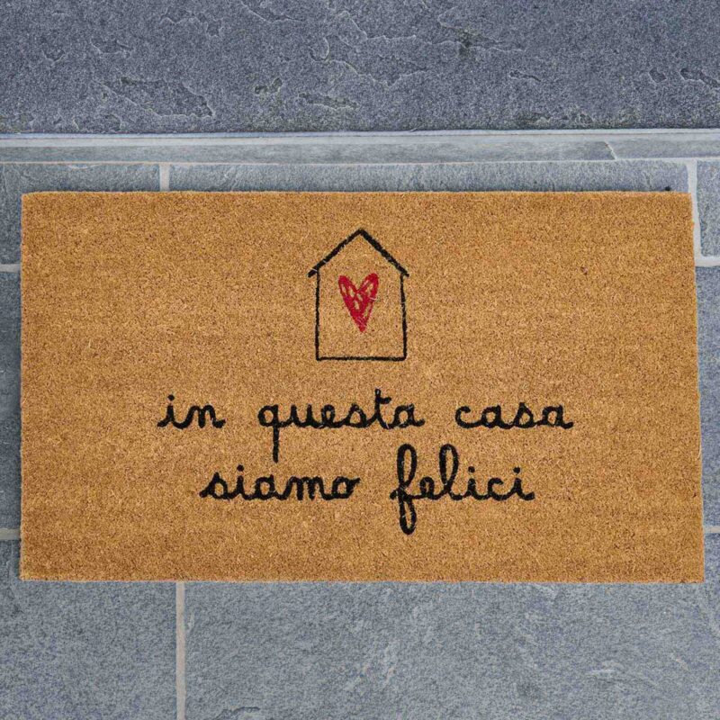 Zerbino Simple Day con scritta “In questa casa siamo felici”. In cocco naturale, antiscivolo e perfetto per un ingresso accogliente e positivo.