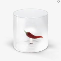 Bicchiere in vetro 250 ml con peperoncino WD Lifestyle. Leggero, resistente e decorativo, perfetto per bevande calde e fredde o come oggetto d’arredo.