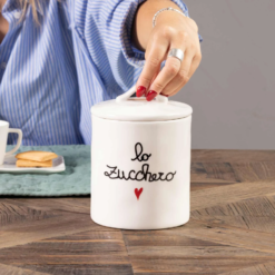 Barattolo in gres Simple Day con scritta “Lo zucchero”. Elegante, ermetico e perfetto per conservare lo zucchero con stile e funzionalità.