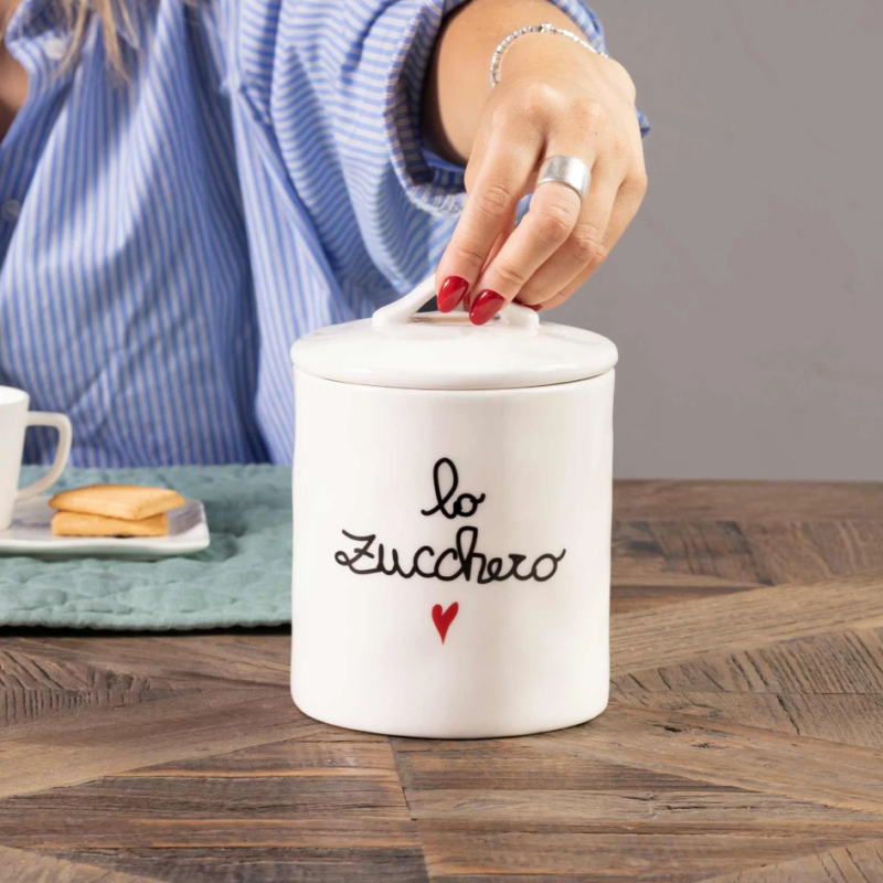Barattolo in gres Simple Day con scritta “Lo zucchero”. Elegante, ermetico e perfetto per conservare lo zucchero con stile e funzionalità.