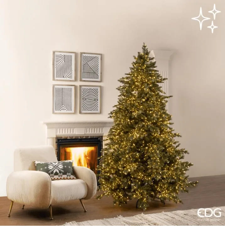 Pino Argentato EDG (H 240 cm): albero monumentale con 5000 LED integrati. Lusso glaciale e montaggio a ombrello per grandi spazi.