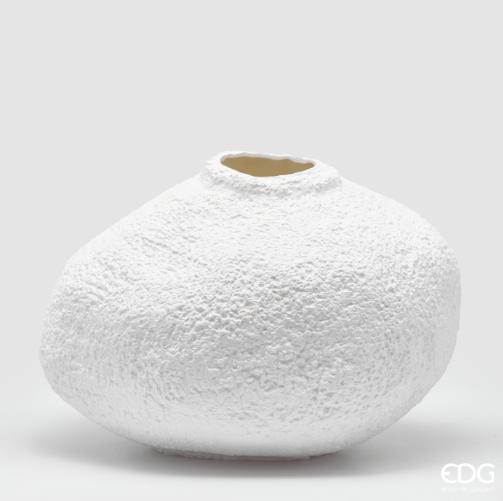 Vaso Deluxe Bianco 29,5 cm EDG: ceramica materica e design scultoreo. Elegante, moderno e perfetto per decorazioni d’impatto.