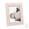 Brand: Mascagni Casa Tipologia: Portafoto da tavolo / Cornice decorativa in legno intarsiato Stile: Japandi / Scandi / Nordic / Boho Chic / Contemporary Natural Materiale: Legno con finitura a spina di pesce intarsiata e vetro trasparente protettivo Formato Foto Supportato: 13x18 cm Colore: Legno chiaro sbiancato / Toni beige, panna e crema con venature a vista Posizionamento: Da appoggio (orizzontale o verticale)