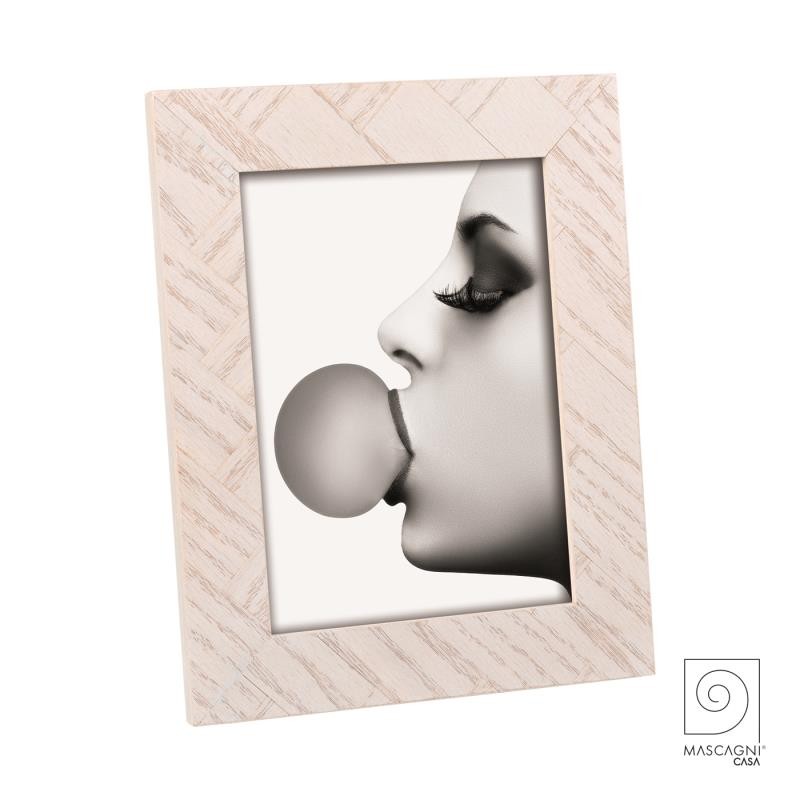 Brand: Mascagni Casa Tipologia: Portafoto da tavolo / Cornice decorativa in legno intarsiato Stile: Japandi / Scandi / Nordic / Boho Chic / Contemporary Natural Materiale: Legno con finitura a spina di pesce intarsiata e vetro trasparente protettivo Formato Foto Supportato: 13x18 cm Colore: Legno chiaro sbiancato / Toni beige, panna e crema con venature a vista Posizionamento: Da appoggio (orizzontale o verticale)