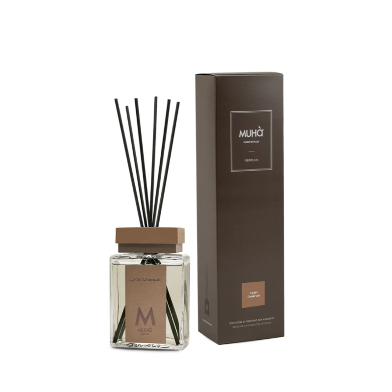 Diffusore “Legni Orientali” 500 ml MUHÀ. Fragranza calda e avvolgente, lunga durata e design elegante. Perfetto per profumare e valorizzare ogni ambiente.