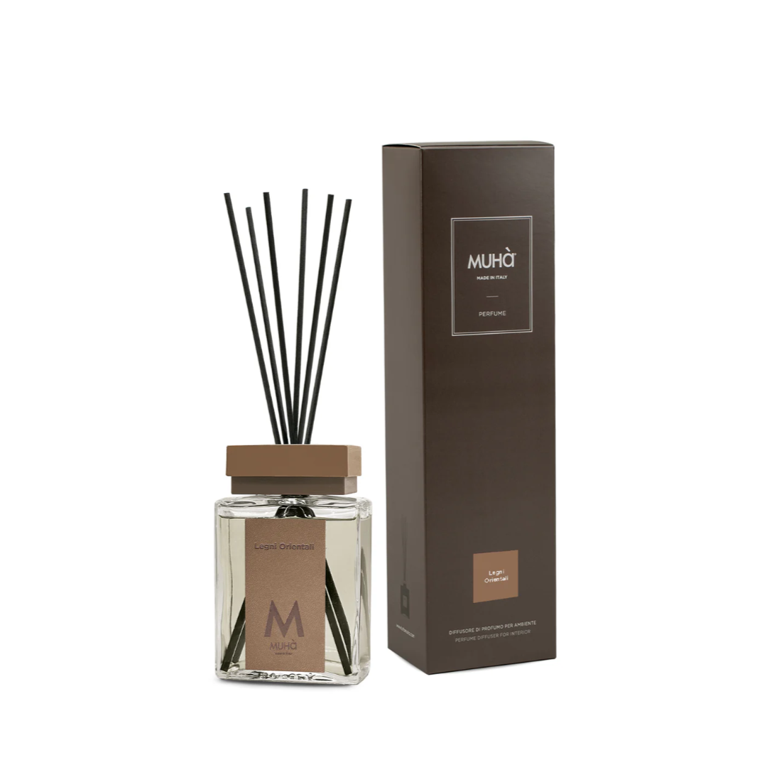 Diffusore “Legni Orientali” 500 ml MUHÀ. Fragranza calda e avvolgente, lunga durata e design elegante. Perfetto per profumare e valorizzare ogni ambiente.