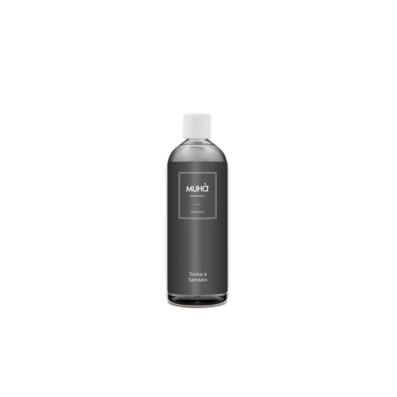 Ricarica profumatore “Tonka e Sandalo” 200 ml MUHÀ. Fragranza calda e legnosa, lunga durata e diffusione costante. Ideale per rinnovare il profumo di casa.