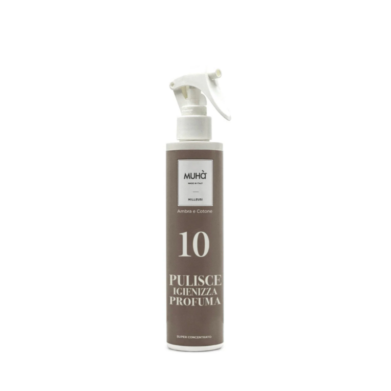 Spray Pulisci e Profuma “Ambra e Cotone” MUHÀ. Profumo pulito e avvolgente, ideale per tessuti e ambienti. Rinfresca e deodoriza con delicatezza.