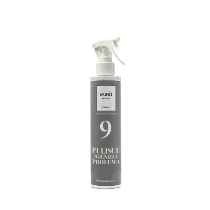 Spray Pulisci e Profuma “Muschio Cipriato” MUHÀ. Profumo talcato e delicato, ideale per tessuti e ambienti. Rinfresca e deodoriza con eleganza.