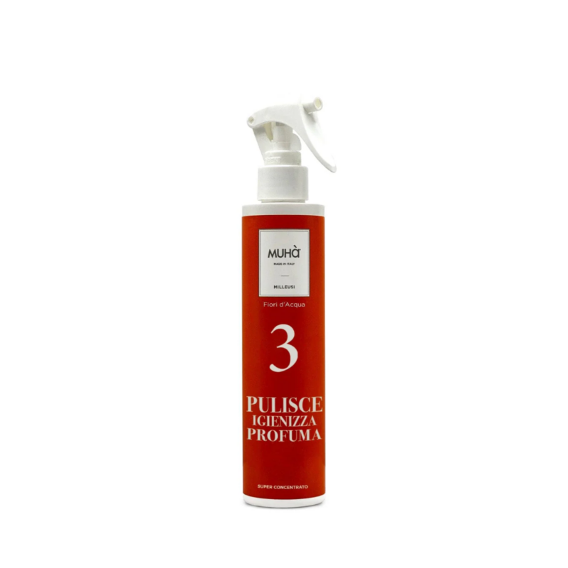 Spray Pulisci e Profuma “Fiori d’Acqua” MUHÀ. Fragranza fresca e acquatica, ideale per tessuti e ambienti. Rinfresca e profuma con delicatezza.