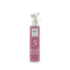 Spray Pulisci e Profuma “Legno di Oud” MUHÀ. Fragranza intensa e legnosa, ideale per tessuti e ambienti. Rinfresca e profuma con eleganza.