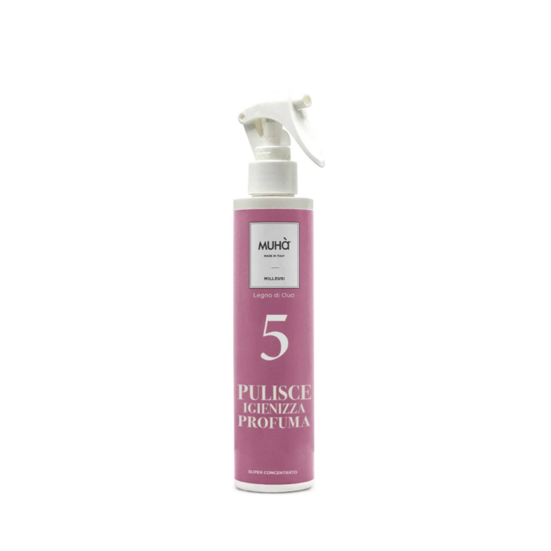 Spray Pulisci e Profuma “Legno di Oud” MUHÀ. Fragranza intensa e legnosa, ideale per tessuti e ambienti. Rinfresca e profuma con eleganza.