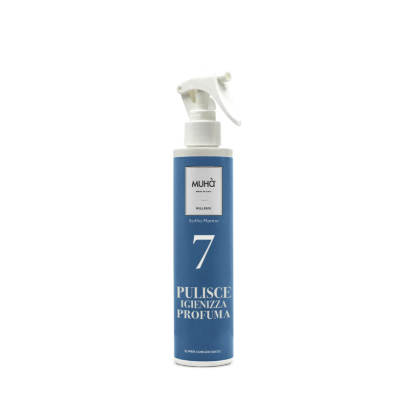 Spray Pulisci e Profuma “Soffio Marino” MUHÀ. Fragranza fresca e marina, ideale per tessuti e ambienti. Rinfresca e deodoriza con leggerezza.