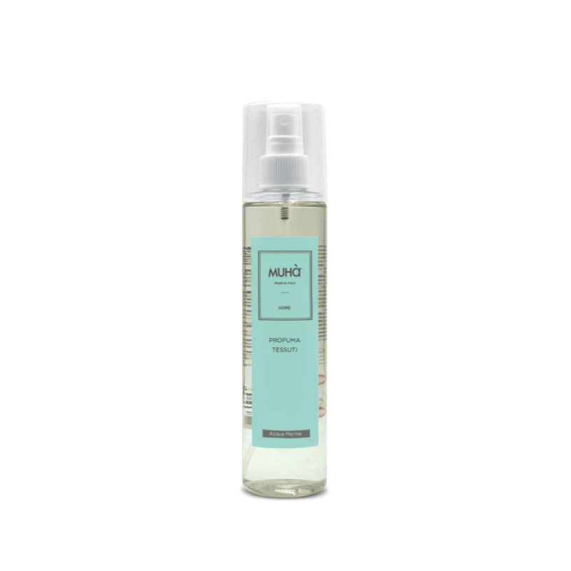 Spray Tessuti “Acqua Marina” MUHÀ. Fragranza fresca e marina, ideale per capi e arredi. Rinfresca e deodoriza con leggerezza e naturalezza.
