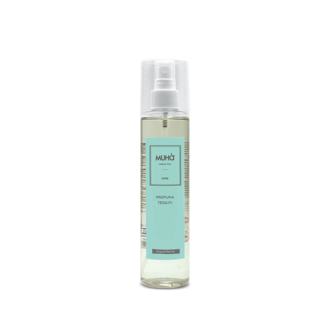 Spray Tessuti “Acqua Marina” MUHÀ. Fragranza fresca e marina, ideale per capi e arredi. Rinfresca e deodoriza con leggerezza e naturalezza.