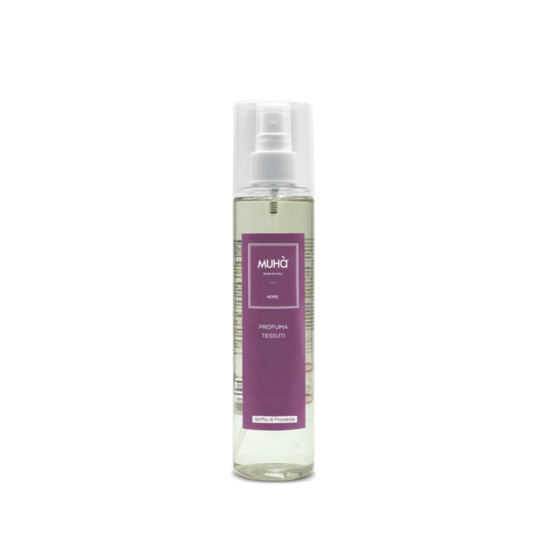Spray Tessuti “Soffio di Provenza” MUHÀ. Fragranza aromatica e rilassante, ideale per capi e arredi. Rinfresca e deodoriza con naturalezza provenzale.