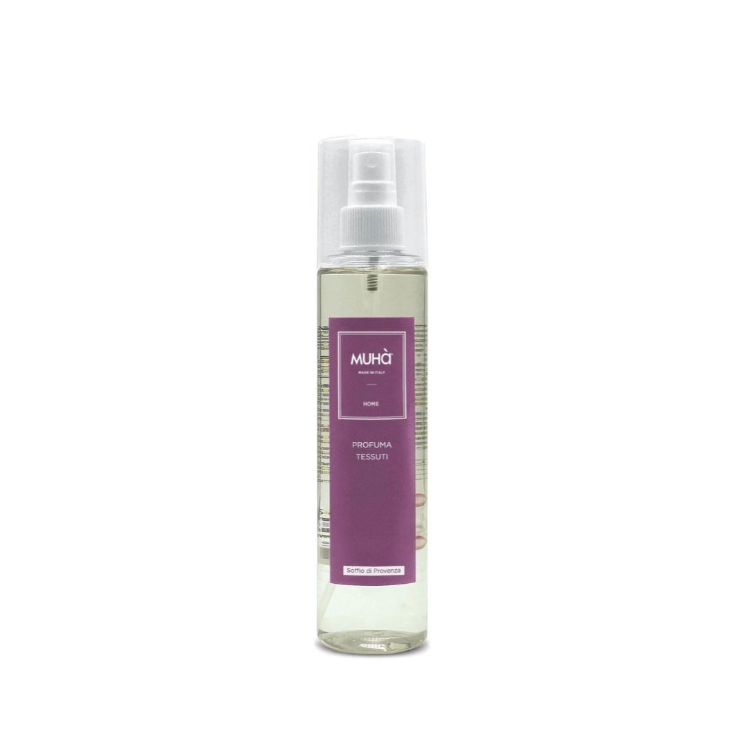 Spray Tessuti “Soffio di Provenza” MUHÀ. Fragranza aromatica e rilassante, ideale per capi e arredi. Rinfresca e deodoriza con naturalezza provenzale.