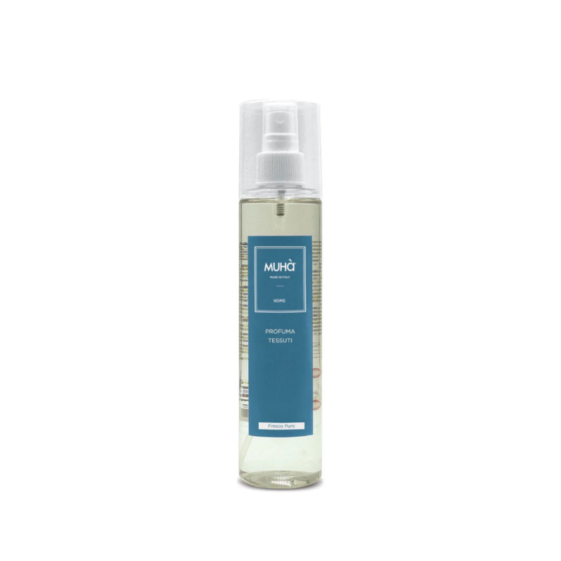 Spray Tessuti “Fresco Puro” MUHÀ. Fragranza fresca e pulita, ideale per capi e arredi. Rinfresca e deodoriza con una sensazione di purezza immediata.