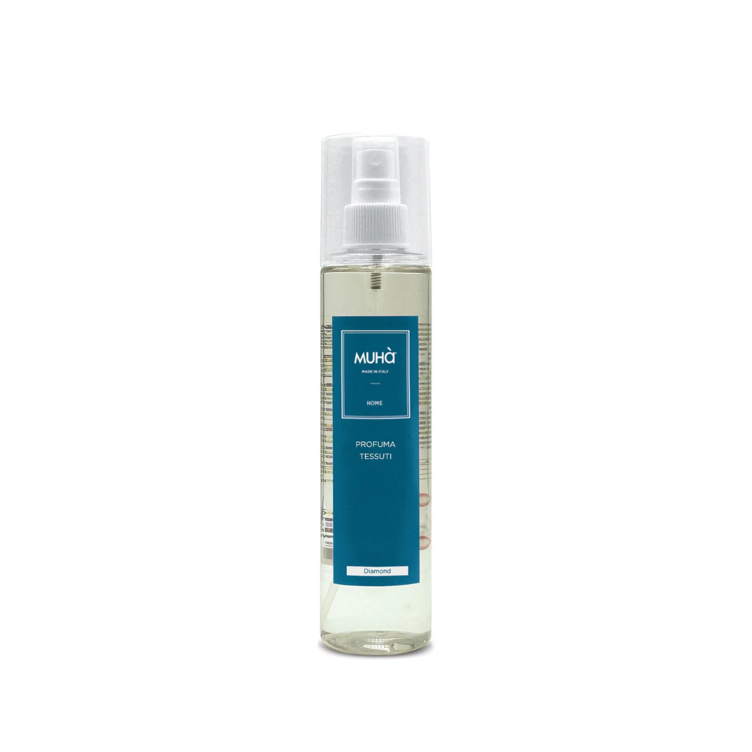Spray Tessuti “Diamond” MUHÀ. Fragranza fresca e brillante, ideale per capi e arredi. Rinfresca e deodoriza con eleganza luminosa.