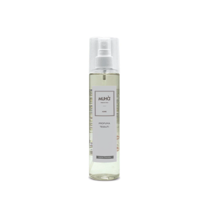 Spray Tessuti “Dolce Coccola” MUHÀ. Fragranza dolce e avvolgente, ideale per capi e arredi. Rinfresca e deodoriza con una coccola morbida e rassicurante.