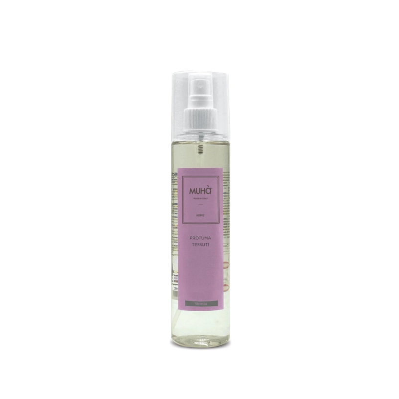 Spray Tessuti “Violetta” MUHÀ. Fragranza floreale e vellutata, ideale per capi e arredi. Rinfresca e deodoriza con delicatezza romantica.