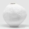 Vaso Deluxe Bianco 40,5 cm EDG: ceramica materica e design scultoreo. Elegante, moderno e perfetto per decorazioni d’impatto.