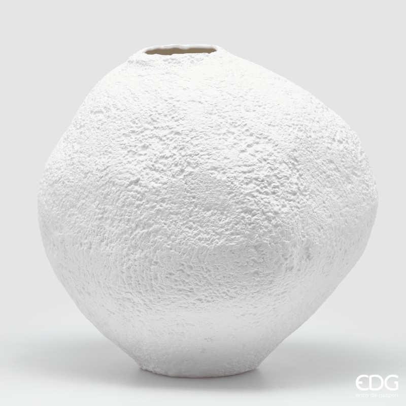 Vaso Deluxe Bianco 40,5 cm EDG: ceramica materica e design scultoreo. Elegante, moderno e perfetto per decorazioni d’impatto.