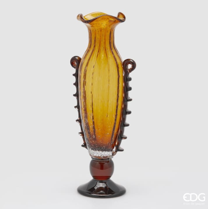 Vaso Corinto Coppa Ambra 50 cm EDG: vetro decorativo, design elegante e scenografico per arricchire ogni ambiente con luce e stile.