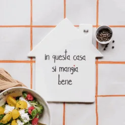 Sottopentola Simple Day in ceramica con frase “In questa casa si mangia bene”. Elegante, resistente e perfetto per proteggere con stile.