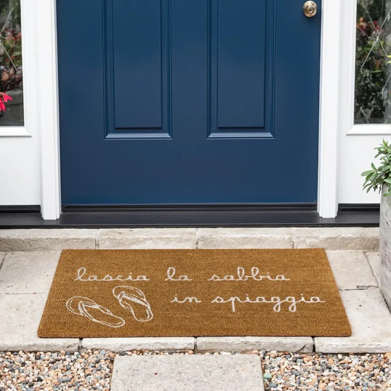 Zerbino Simple Day in cocco con scritta estiva. Antiscivolo, resistente e perfetto per dare stile e funzionalità all’ingresso di casa.