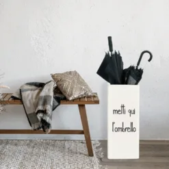 Portaombrelli Simple Day in metallo con scritta “Metti qui l’ombrello”. Elegante, resistente e perfetto per un ingresso ordinato e di stile.